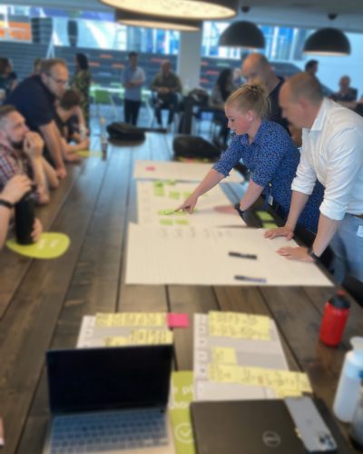 Kelly van der Vlies, eigenaar Grey Agility aan het werk bij opdrachtgever Cito